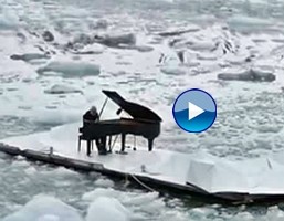"Elegy for the Arctic", Ludovico Einaudi suona su piattaforma glaciale
