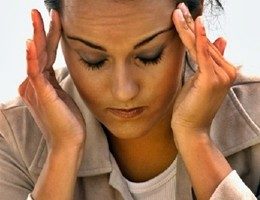 donna-con-dolore-alle-tempie