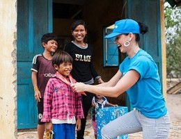 Katy Perry in Vietnam per aiutare i bambini in difficoltà