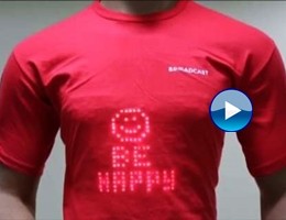La maglietta con i led programmabili: la scritta la scegli tu