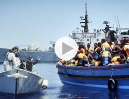 Naufraga gommone carico di migranti, morte 10 donne. A Trapani sbarcati 121 donne e 79 minori