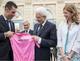 Mattarella saluta Nibali e Ranieri durante il ricevimento al Quirinale