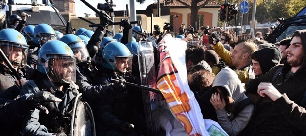 Salvini contestato a Bologna, scontri manifestanti-polizia. Il leghista: "Nostro impegno per città civile"