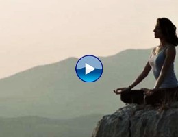 Nel docu-film “Chloe” la via che porta alla felicità con lo yoga