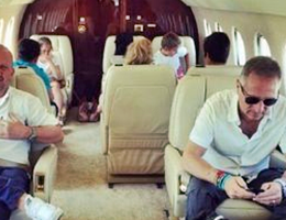 Bonolis usa jet privato per andare a Formentera, web lo critica