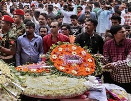 Terrorismo, a Dacca fiori e preghiere per le vittime dell'attentato