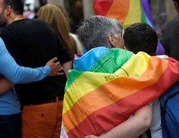 Gay Pride dimezzato a Parigi per motivi di sicurezza