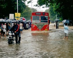 Monsoni in India, decine di morti oltre un milioni di sfollati