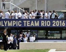 L'arrivo degli atleti al villaggio olimpico a Rio