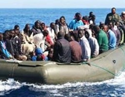 Il video del salvataggio di 472 migranti nel Mediterraneo