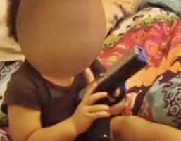Bimba di 3 anni trova una pistola e si spara alla testa. E muore