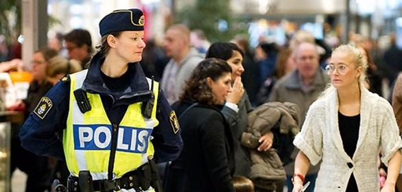 Svezia, sparatoria in centro commerciale: almemo un uomo è rimasto ferito