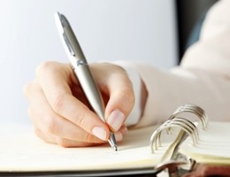 Scrivere a penna ‘accende’ il cervello più della tastiera
