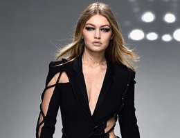 A Parigi sfila la donna femminile e sofisticata di Versace
