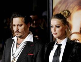 Johnny Depp si amputa un dito e scrive insulti alla moglie