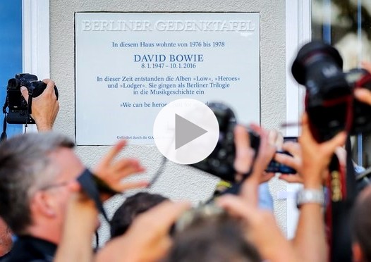Berlino ricorda Bowie: una targa sulla casa in cui creò “Heroes”
