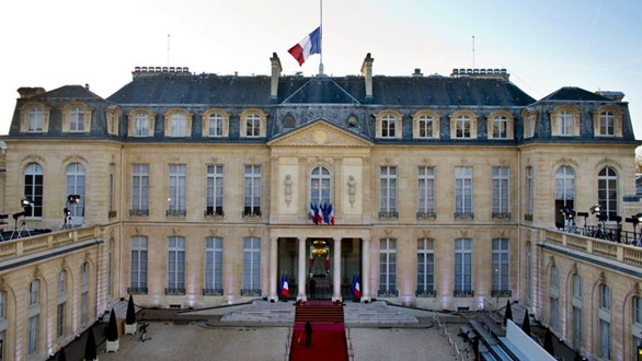 Francia, a 10 mesi da presidenziali inizia la corsa per l'Eliseo. L'ex presidente Sarkozy ufficializza sua candidatura