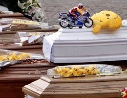 funerali_terremoto_funerali_bara_bianche_giochi