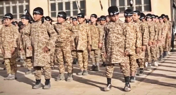 Lo Stato islamico ha bisogno di combattenti, oltre 1.500 baby-kamikaze addestrati nei campi dell'Isis