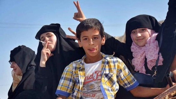 Siria, liberati 2.000 civili ostaggi dell'Isis. E le donne bruciano il burqa e fumano