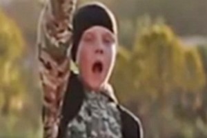 L’Isis diffonde video con bimbini che uccidono, uno sarebbe britannico. La Gb s’interroga