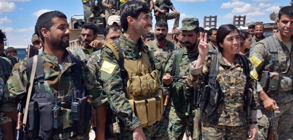 Siria, l’Isis prende in ostaggio 2000 civili e fugge da Manbij. “Utilizzati come scudi umani”