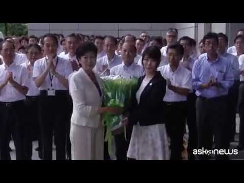 L’inchino dei dipendenti del Comune alla prima sindaca di Tokyo