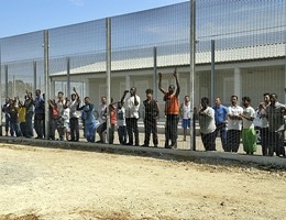 Trapani, si indaga per terrorismo su due libici richiedenti asilo. Il prefetto: "Trovate immagini sui cellulari"