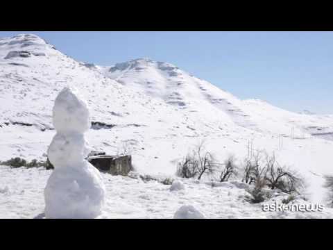 Neve in Africa, coltre bianca sulla montagna del Lesotho