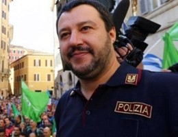 Salvini con la maglia della polizia, è scontro. "Giù le mani dalla divisa", sindacati divisi