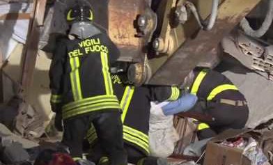 Sisma, la notte non ferma le ricerche fra le macerie