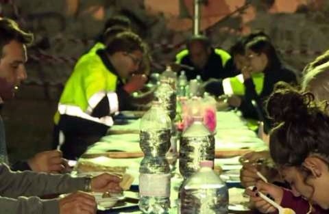Terremoto, a cena tra i sopravvissuti nella tendopoli di Illica