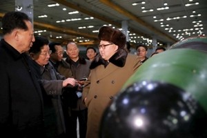 nord-corea-kim-jong-un-si-fa-fotografare-con-la-mini-bomba-atomica-3-640x427