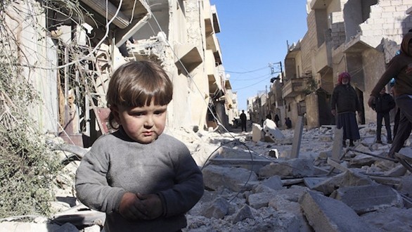 Nuovi bombardamenti su Aleppo, è scontro Usa-G. Bretagna e Russia. Metà delle vittime sono bambini