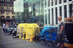 New York, già accampati davanti all'Apple Store per l'iPhone 7