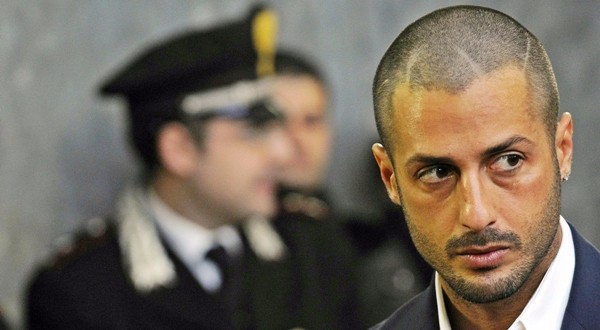 Intestazione fittizia di beni, Fabrizio Corona arrestato a Milano. Pm: “tesoretto” è dell’ex reporter. E spuntano altro soldi in Austra