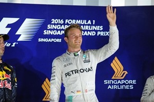 F1 GP Singapore, vince Rosberg e si porta a comando mondiale. Parla Arrivabene