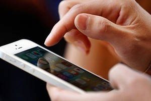 Smartphone 'saturi' a 10 anni da lancio, pure iPhone cala