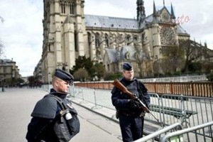 Parigi, trovata auto con bombole di gas vicino a Notre Dame: 2 arresti
