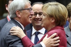 Merkel-Hollande-Juncker a Berlino: “Ora sviluppo e posti di lavoro”