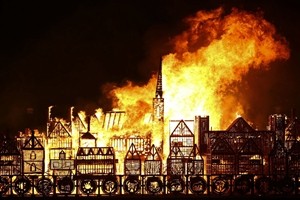 Spettacolare incendio sul Tamigi per rievocare il rogo del 1666