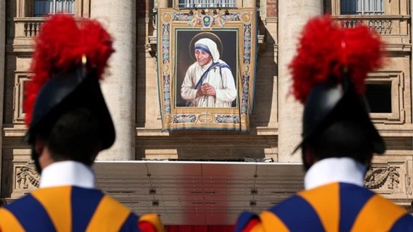 Madre Teresa è Santa. Il Papa: “Consegno questa emblematica figura di donna a tutto il mondo del volontariato”