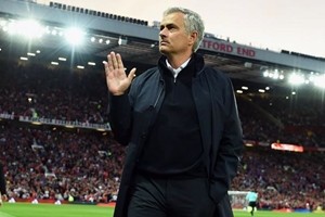 mourinho-manchester-2016-17-saluto-750x450
