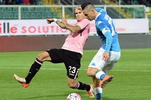 Calcio serie A, doppietta Callejon e Hamsik. Napoli travolge il Palermo, 0-3