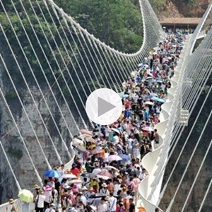 Cina, chiuso il ponte di vetro più lungo del mondo: troppa folla