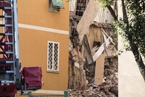 Crolla una palazzina a Roma in zona Ponte Milvio, nessun ferito