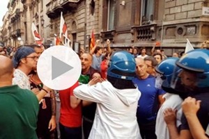 Renzi parla dal palco a Catania, un migliaio di persone protesta in piazza. Scontri tra manifestanti e polizia, due fermati