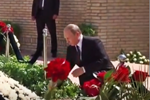 Uzbekistan, Putin depone fiori sulla tomba di Karimov