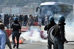 Renzi contestato anche a Napoli, scontri e tafferugli con la polizia. Rapido saluto con de Magistris