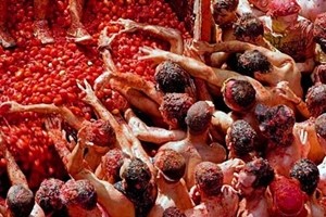 Bunol si tinge di rosso per la Tomatina, la guerra di pomodori